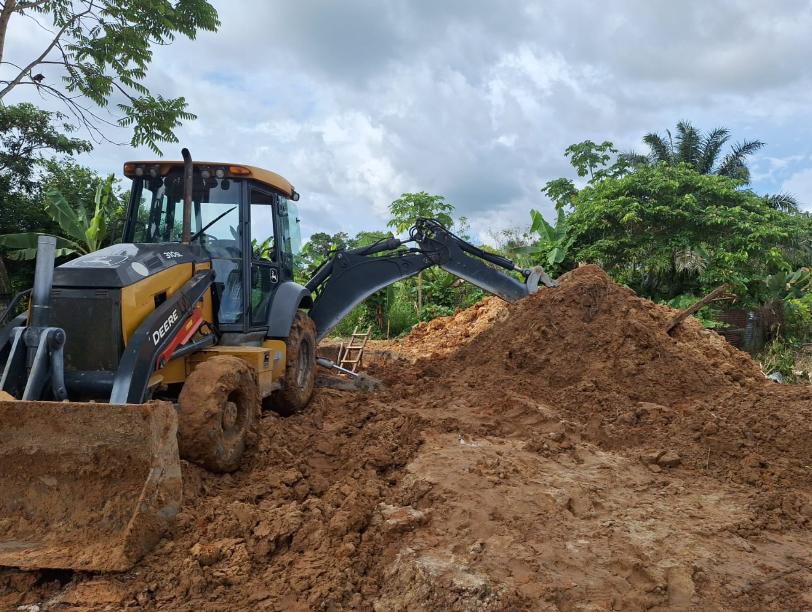 Retroexcavadora excavando tierra